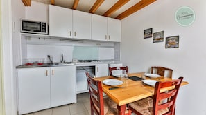 Réfrigérateur, four, plaque de cuisson, cafetière/bouilloire