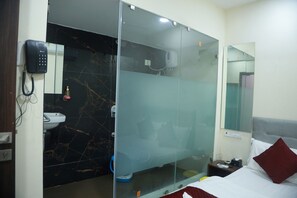 Economy kamer | Een bureau, gratis wifi