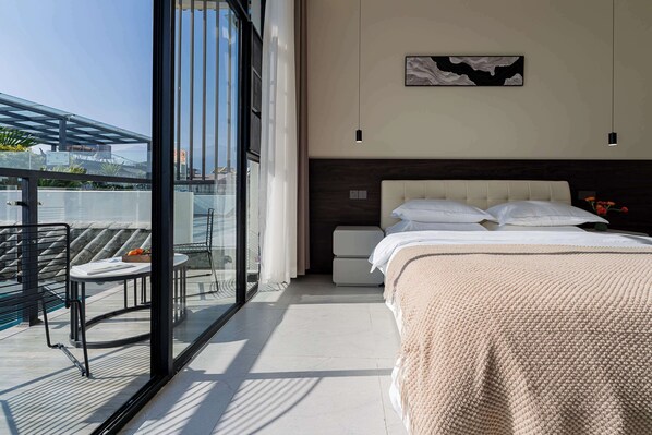 Escritorio, espacio para trabajar con laptop y wifi gratis 