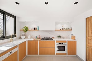 Micro-ondes, four, plaque de cuisson, lave-vaisselle