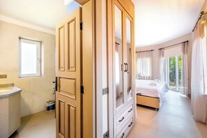 6 bedrooms, iron/ironing board, WiFi, bed sheets