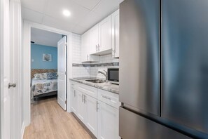 Réfrigérateur, cafetière/bouilloire, blender