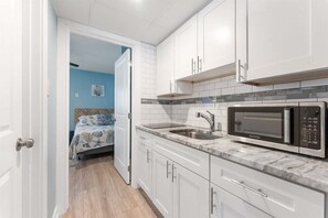 Kühlschrank, Mikrowelle, Herdplatte, Geschirrspüler