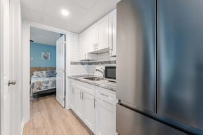 Frigorífico, cafetera o tetera y licuadora