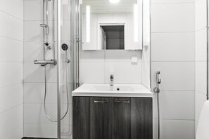 Shower, free toiletries, hair dryer, towels - Modern 2-Unit Retreat up to 16 guests (Kittilä)