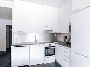 Superior Apartment, 6 Bedrooms, Pets Allowed, Slope side | Private kitchen | Full-size fridge, microwave, oven, stovetop