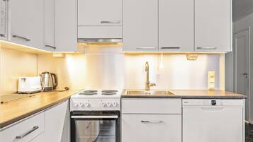 Grand réfrigérateur, micro-ondes, four, plaque de cuisson