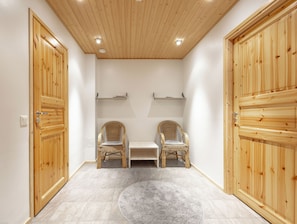 Superior Apartment, 6 Bedrooms, Pets Allowed, Slope side | Bathroom | Shower, free toiletries, hair dryer, towels