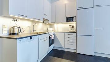 Superior Apartment, 6 Bedrooms, Pets allowed, Slope side | Private kitchen | Full-sized fridge, microwave, oven, stovetop