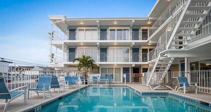 Gorgeous 2 Bedroom Condo with Two Heated Pools