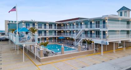Beachside Getaway: 1 BR Condo with Heated Pools & BBQ Grills in a Prime Location