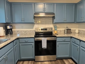 Microwave, oven, stovetop - Aloha Hale - 3-bedroom house in tropical Pāhoa near Hilo (Pahoa)