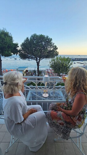 Galene - beachfront Costa d'Amalfi - 

Superior double room with seaview balcony