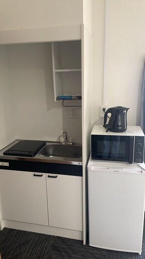 Fridge, microwave, electric kettle, cookware/dishes/utensils - Hoshi-no-Yado｜Warmth like home, full of facilities, the perfect place to stay for your trip to Osaka (大阪市)