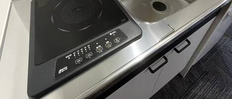 Réfrigérateur, micro-ondes, bouilloire électrique