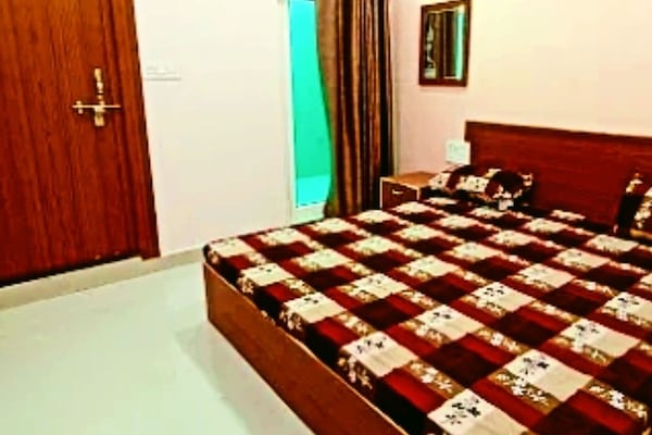 Deluxe dubbelrum - utsikt mot staden | Skrivbord, arbetsyta för laptop, ljudisolering och sängkläder