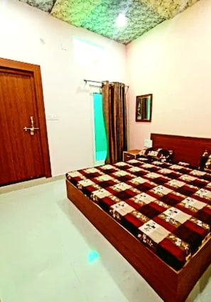 Deluxe Double Room, City View | Desk, laptop workspace, soundproofing, bed sheets