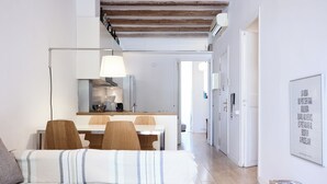 Una moderna camera d'albergo con un letto, un'area ristoro e una cucina.