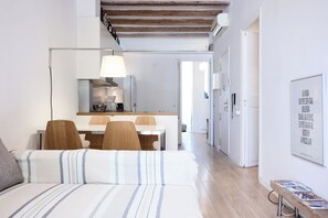 2 habitaciones, tabla de planchar con plancha y cuna de viaje 