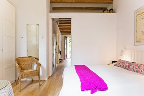 2 chambres, fer et planche à repasser, lit de bébé portatif