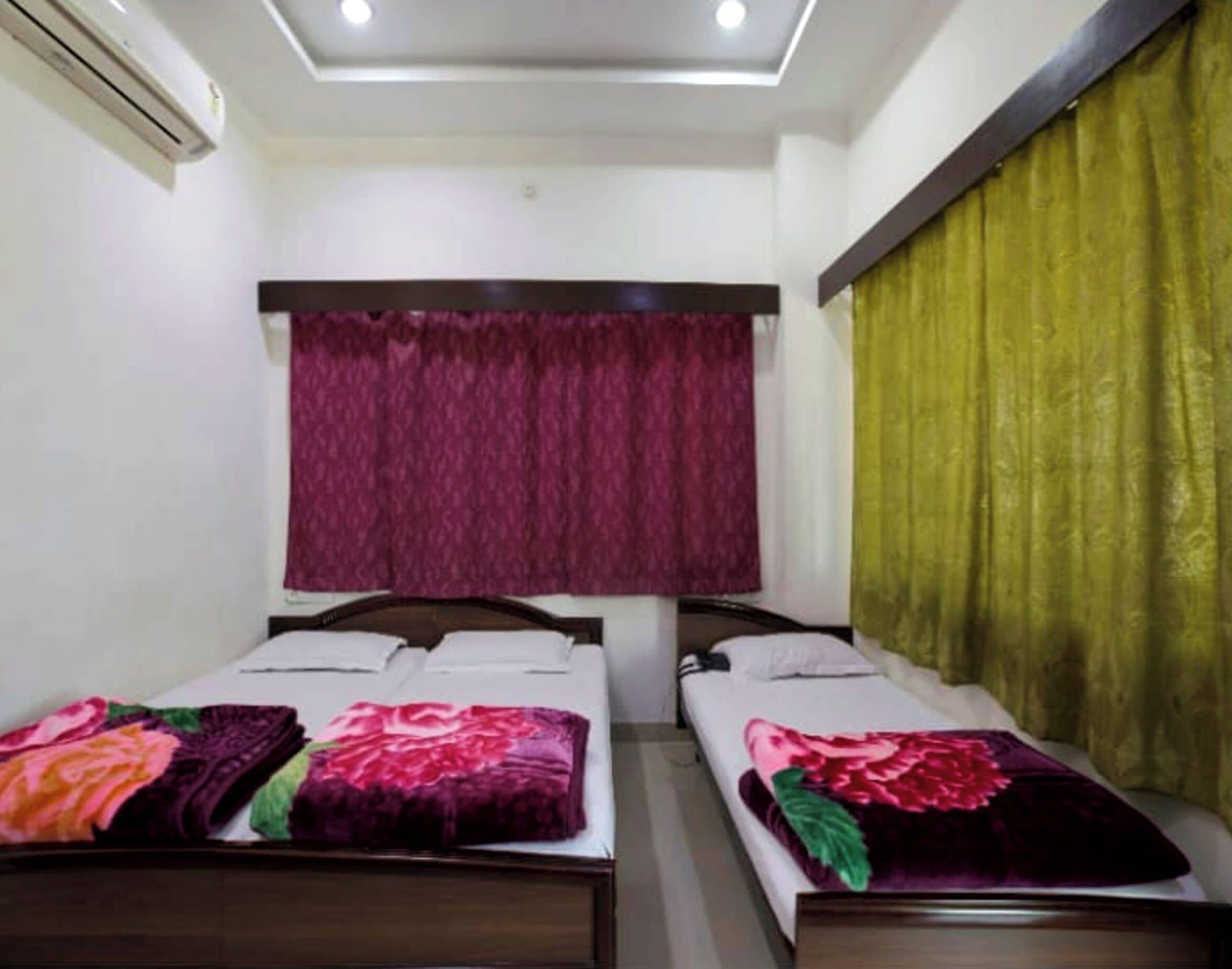 Deluxe Triple Room, City View | Desk, free WiFi, bed sheets