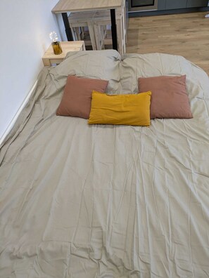 WiFi, bed sheets