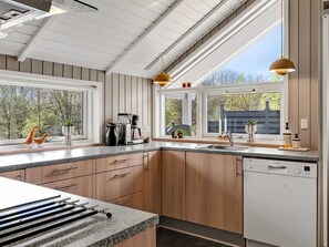 Refrigerador, microondas, lavavajillas y utensilios de cocina 