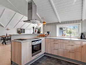 Kylskåp, mikrovågsugn, diskmaskin och grytor/köksredskap