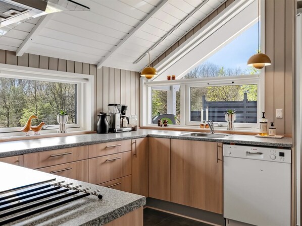 Kylskåp, mikrovågsugn, diskmaskin och grytor/köksredskap