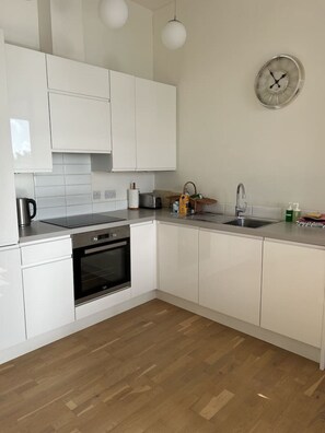 Kylskåp, ugn, spishäll och diskmaskin