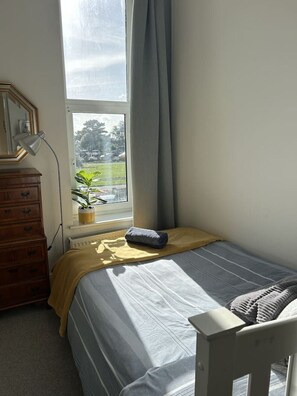 2 bedrooms, iron/ironing board, travel cot, free WiFi