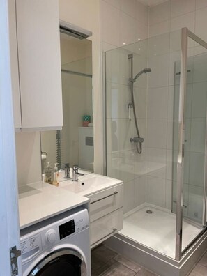 Douche, articles de toilette écologiques, sèche-cheveux