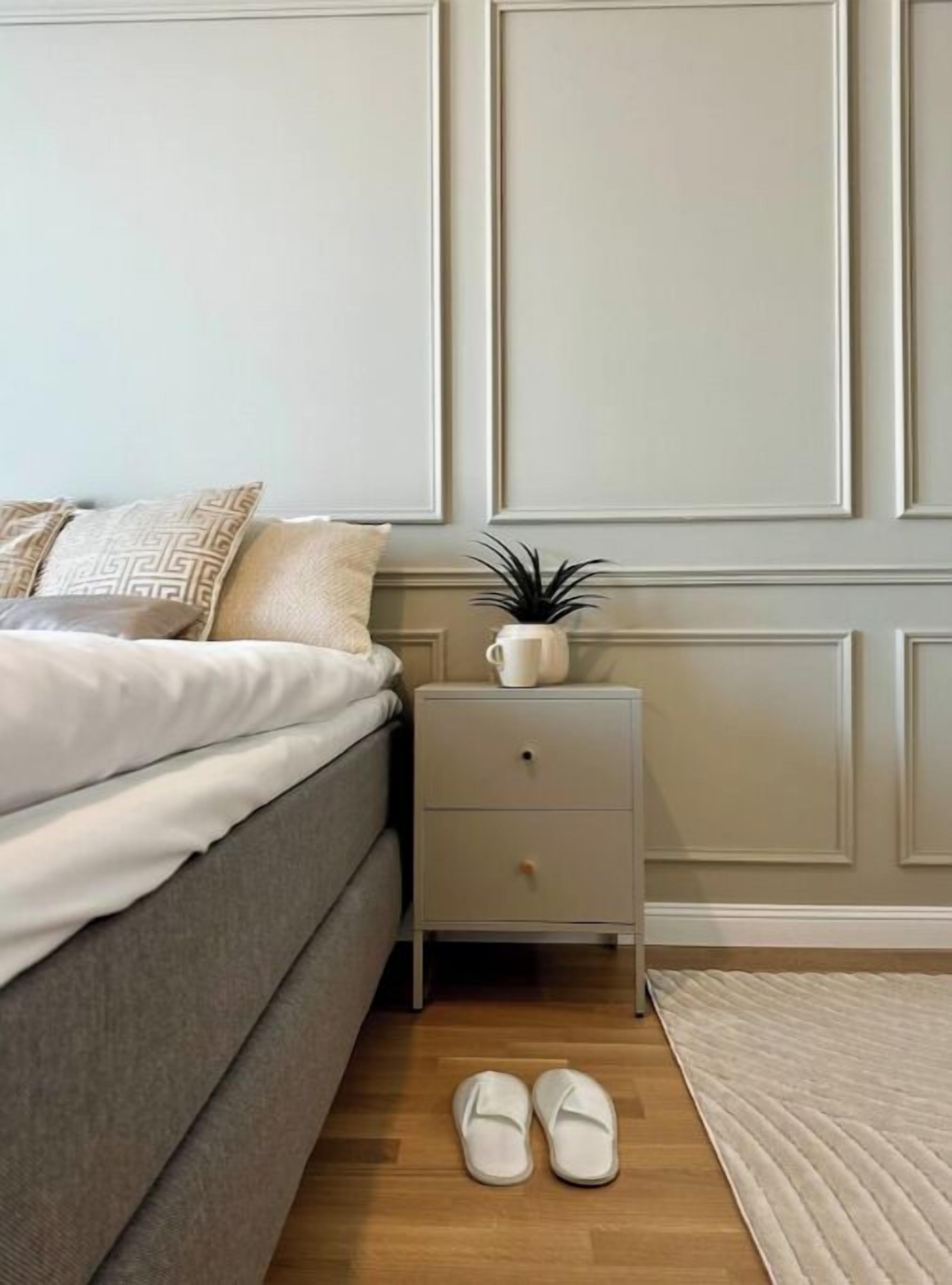 2 dormitorios, escritorio, tabla de planchar con plancha y cuna de viaje