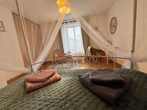 2 slaapkamers, een bureau, een strijkplank/strijkijzer, reisbedje