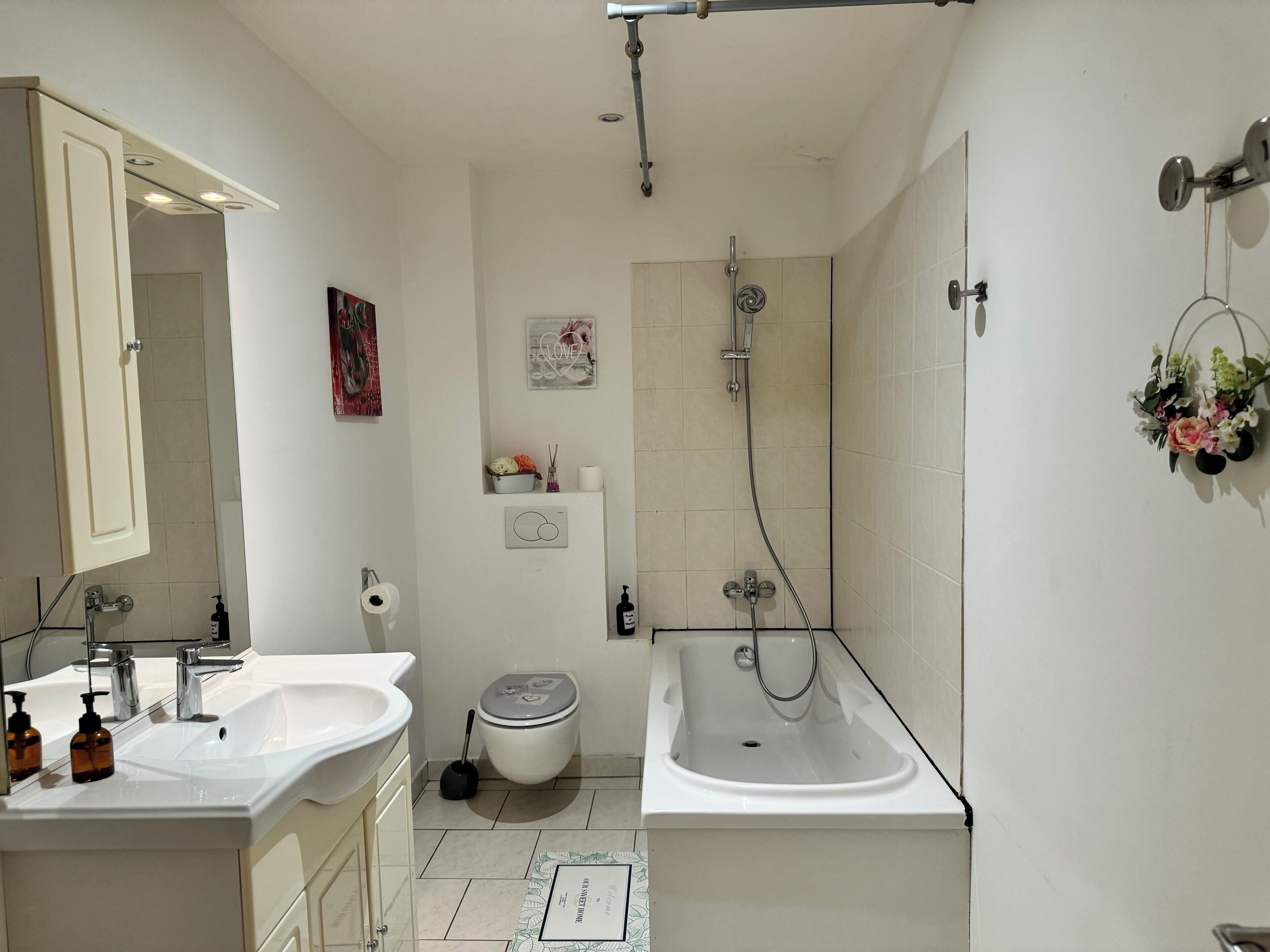 Sèche-cheveux, serviettes fournies, savon, shampoing