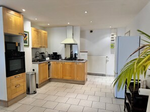 Een koelkast, een microgolfoven, een oven, een kookplaat