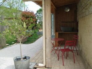 Outdoor dining - Gîte "sous le préau (Cramans)
