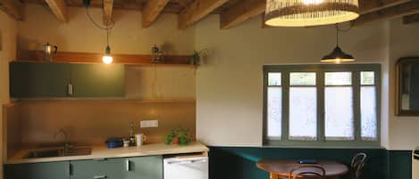 Een koelkast, een oven, een kookplaat, een waterkoker