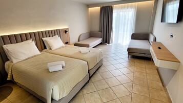 Suíte estúdio superior, sacada | Cofres nos quartos, quartos à prova de som, Wi-Fi de cortesia