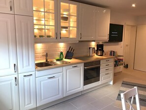 Kjøleskap, mikrobølgeovn, ovn og kokeplater