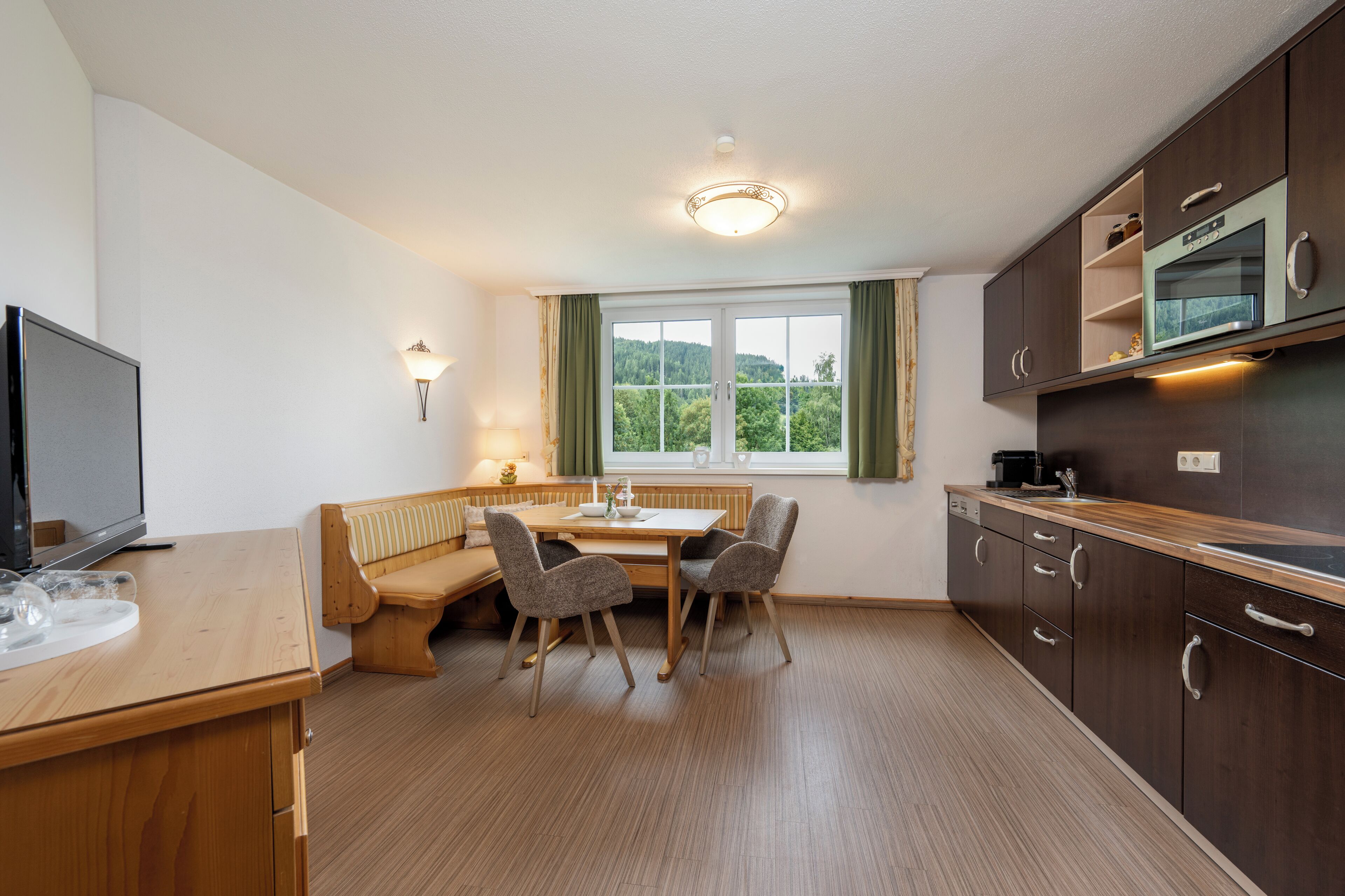 Classic-Apartment, Balkon, Gartenblick | Schallisolierte Zimmer, kostenloses WLAN