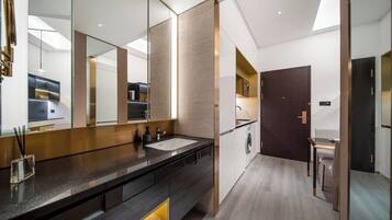 Comfort Apartment, Sea View | Meja, ruang kerja komputer riba, langsir/tirai gelap terus, kalis bunyi