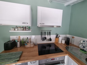 Fridge, oven, stovetop, coffee/tea maker