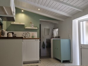 Fridge, oven, stovetop, coffee/tea maker