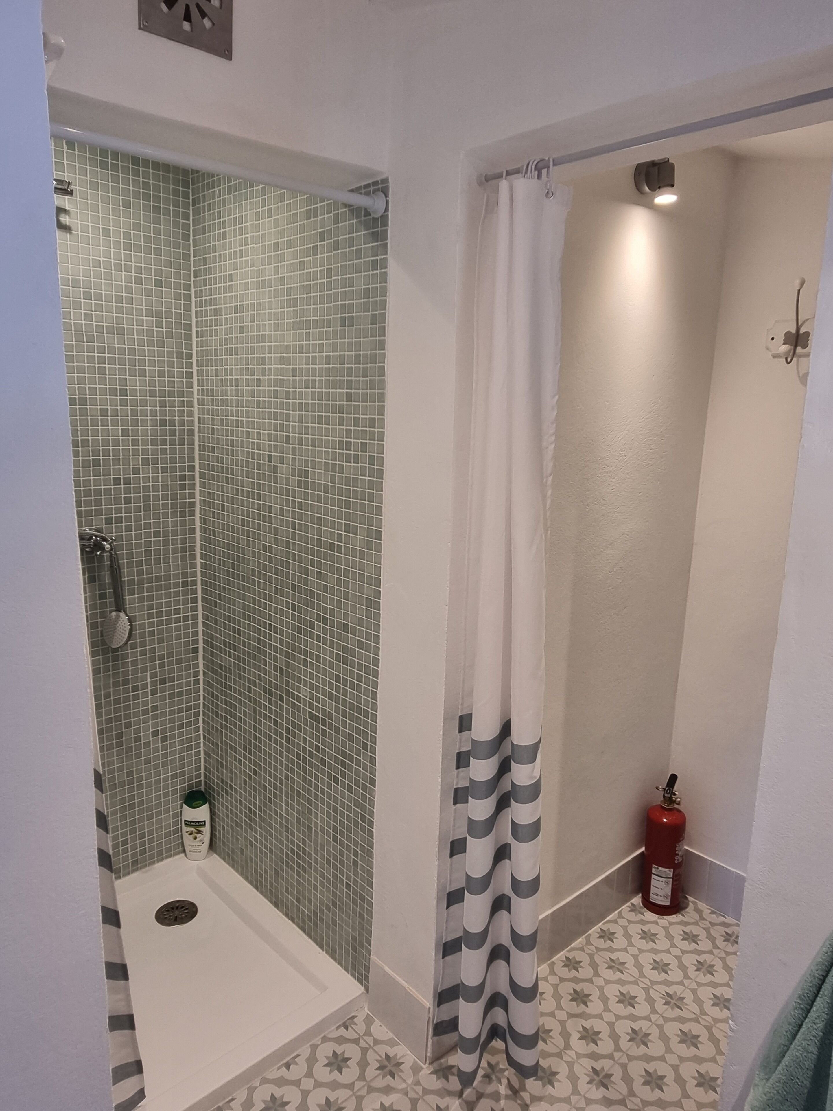 Doccia, asciugacapelli, asciugamani, sapone