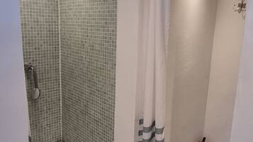 Doccia, asciugacapelli, asciugamani, sapone