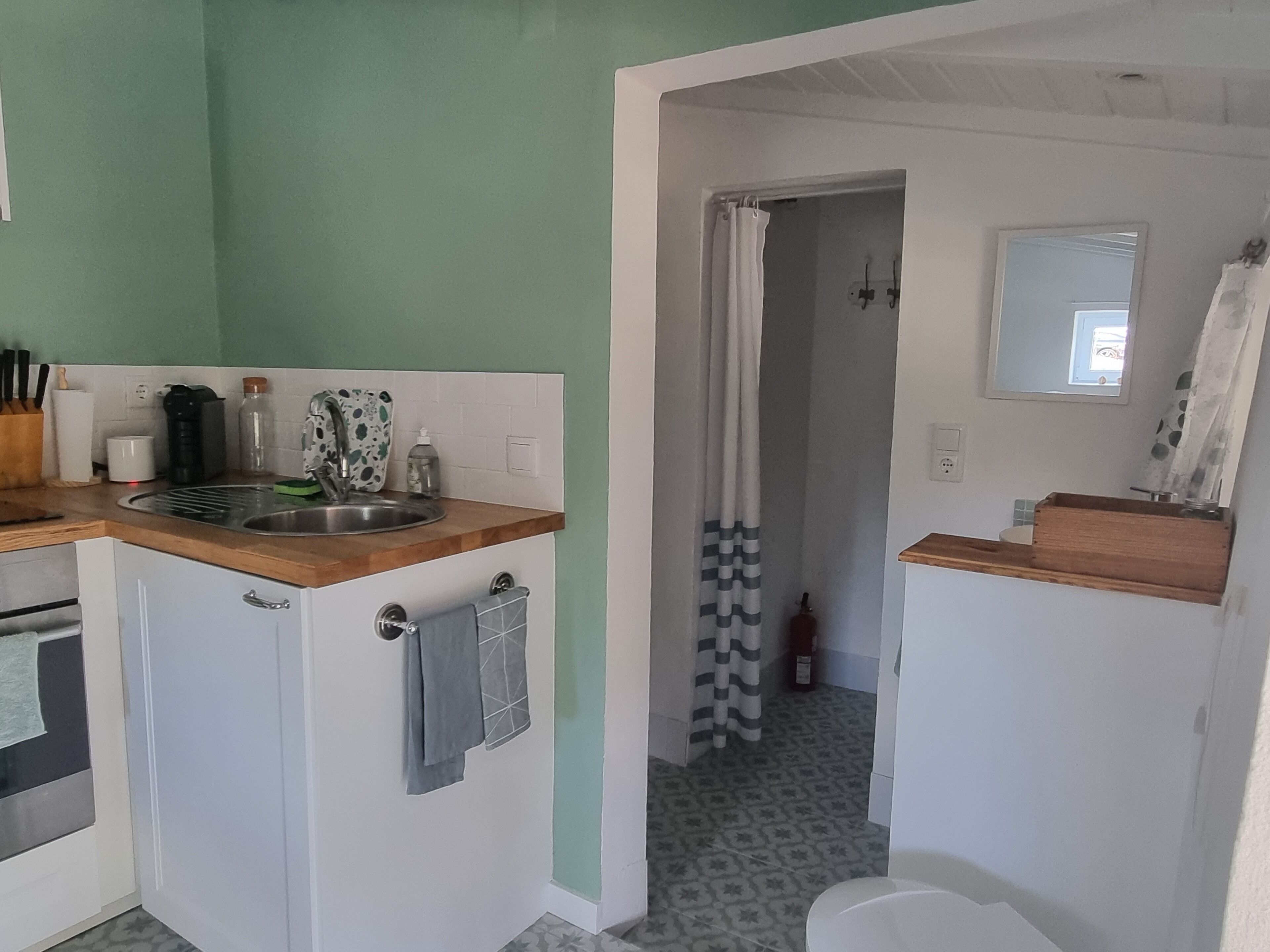 Réfrigérateur, four, plaque de cuisson, cafetière/bouilloire