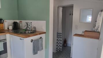 Réfrigérateur, four, plaque de cuisson, cafetière/bouilloire