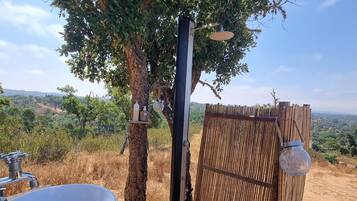 Een douche, handdoeken, zeep, toiletpapier