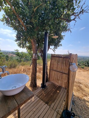 Dusj, håndklær, såpe og toalettpapir